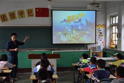 毕业班学生党员给孩子们讲述海底世界