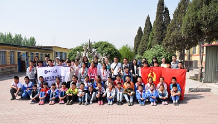 学生党员们与石岭小学师生合影留念